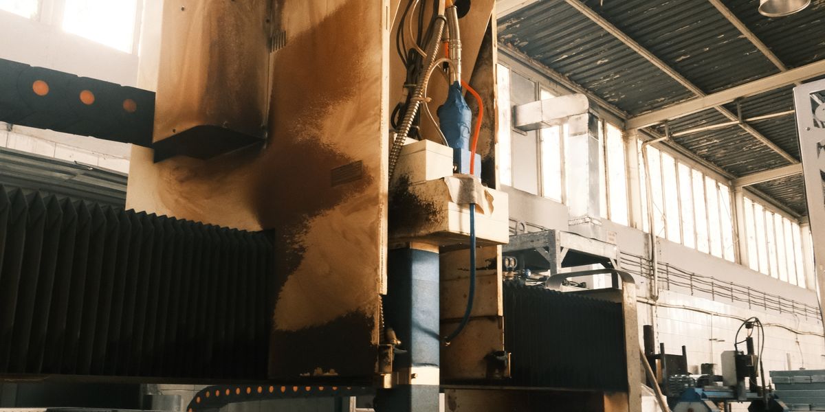 稼働する産業用の加工機械