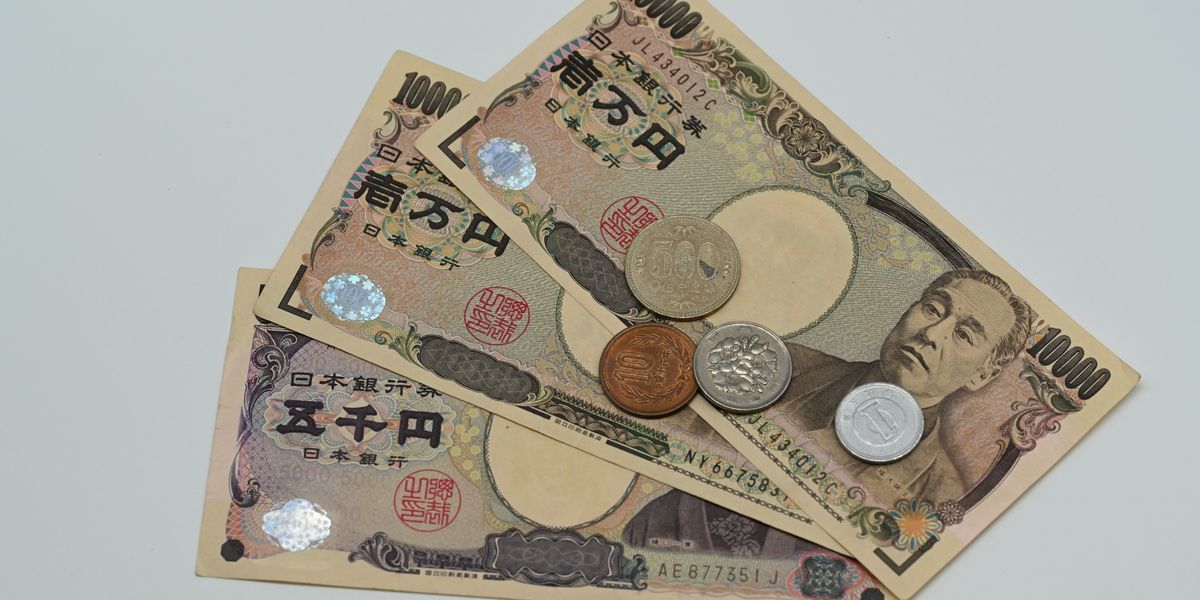 日本円の紙幣と硬貨(給料・年収のイメージ)