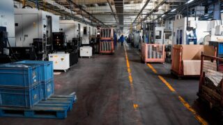 工場内の製造ラインと通路